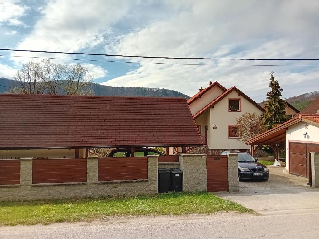 ein Haus mit einem Auto, das in einer Einfahrt geparkt ist in der Unterkunft Ubytko v Rajeckej doline 