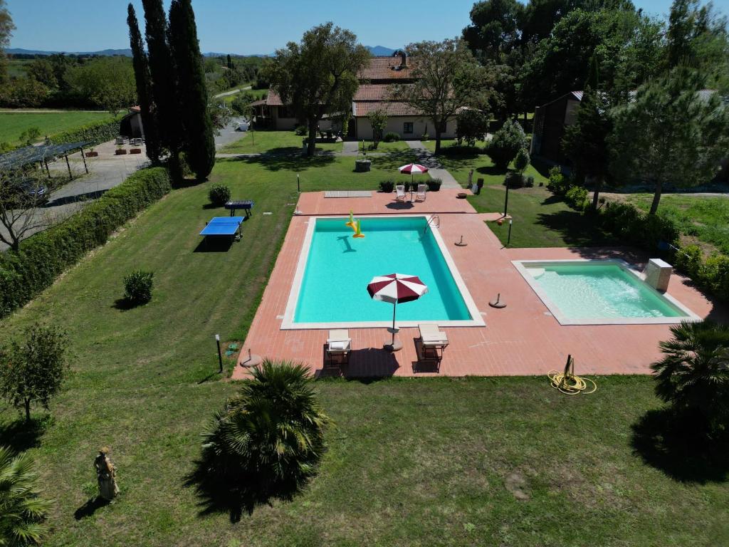 una vista aérea de una piscina en un patio en MAREMMA TOSCANA [PISCINA & IDROMASSAGGIO] en Grosseto