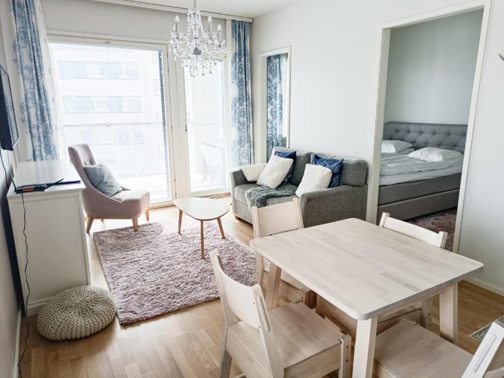 salon ze stołem i kanapą w obiekcie North Path Apartments w mieście Rovaniemi