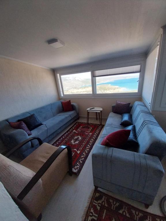 - un salon avec un canapé et deux canapés dans l'établissement Arko sitesi, à Karaburun
