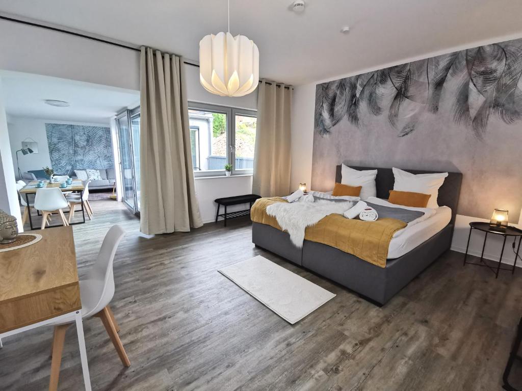 ein Schlafzimmer mit einem großen Bett und ein Wohnzimmer in der Unterkunft BohnApartments - Town House am Stadtpark - gratis Parkplatz - WLAN in Erfurt