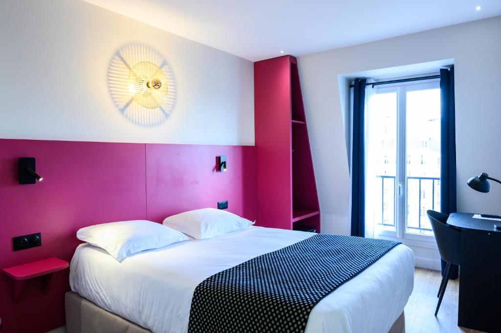 パリにあるホテル ダルザスのピンクの壁のベッドルーム1室(大型ベッド1台付)