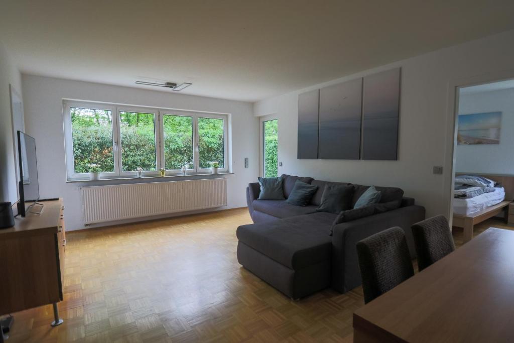a living room with a couch and a table at Appartment am Ziegelwasen in Kirchheim unter Teck
