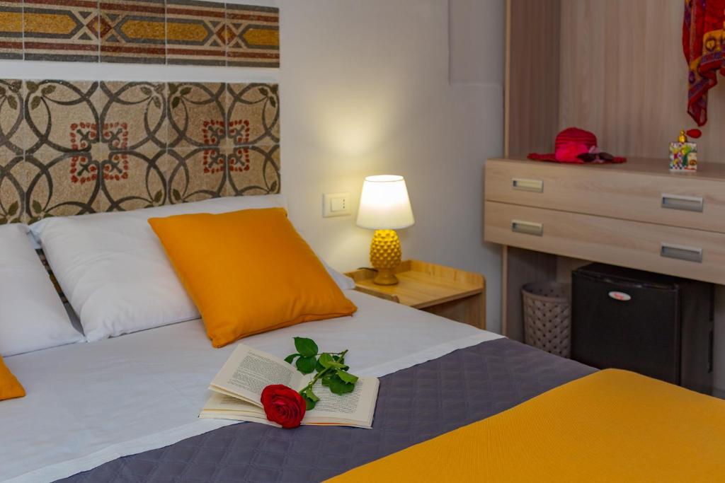 Postel nebo postele na pokoji v ubytování NottInCentro -Guest House-
