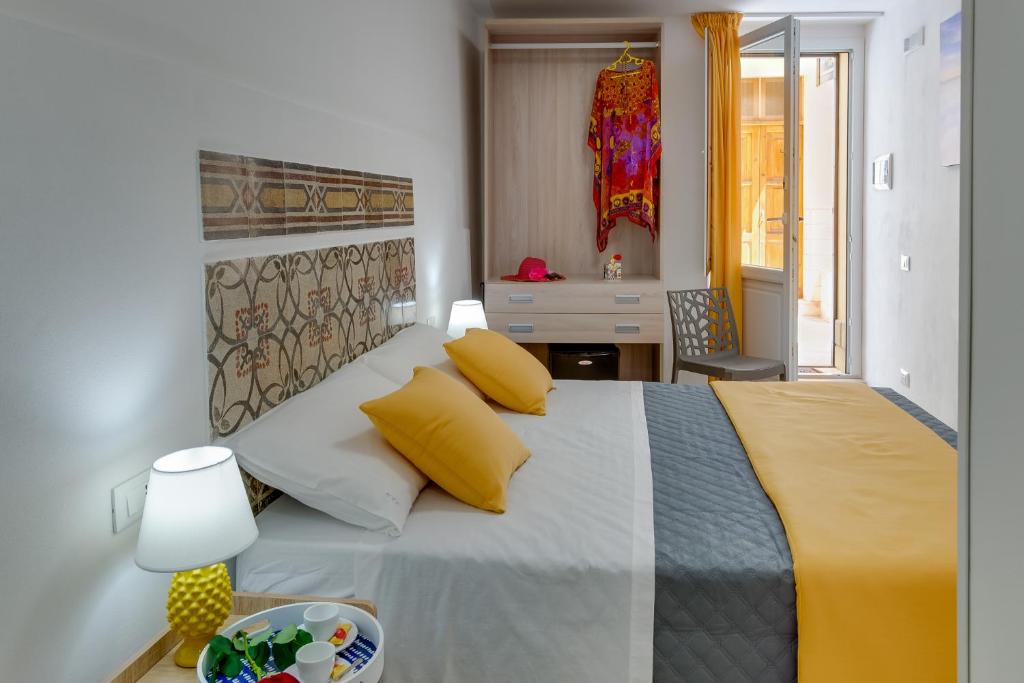 Postel nebo postele na pokoji v ubytování NottInCentro -Guest House-