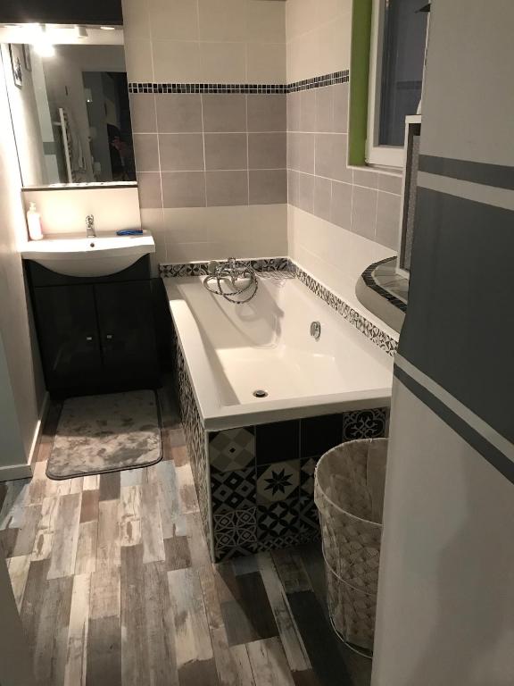 Koupelna v ubytování Maison piscine proche La Rochelle