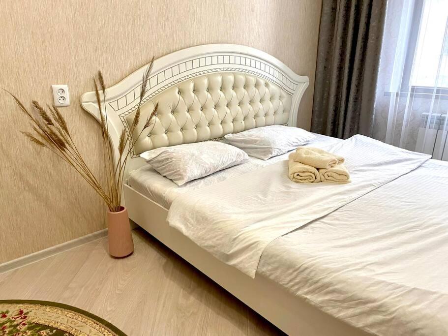 Postel nebo postele na pokoji v ubytování Уютная квартира в центре города