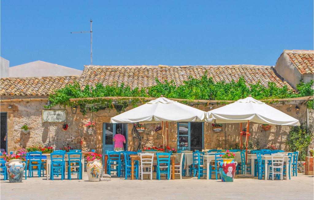 Restauracja lub miejsce do jedzenia w obiekcie Nice Home In Rosolini With Wifi
