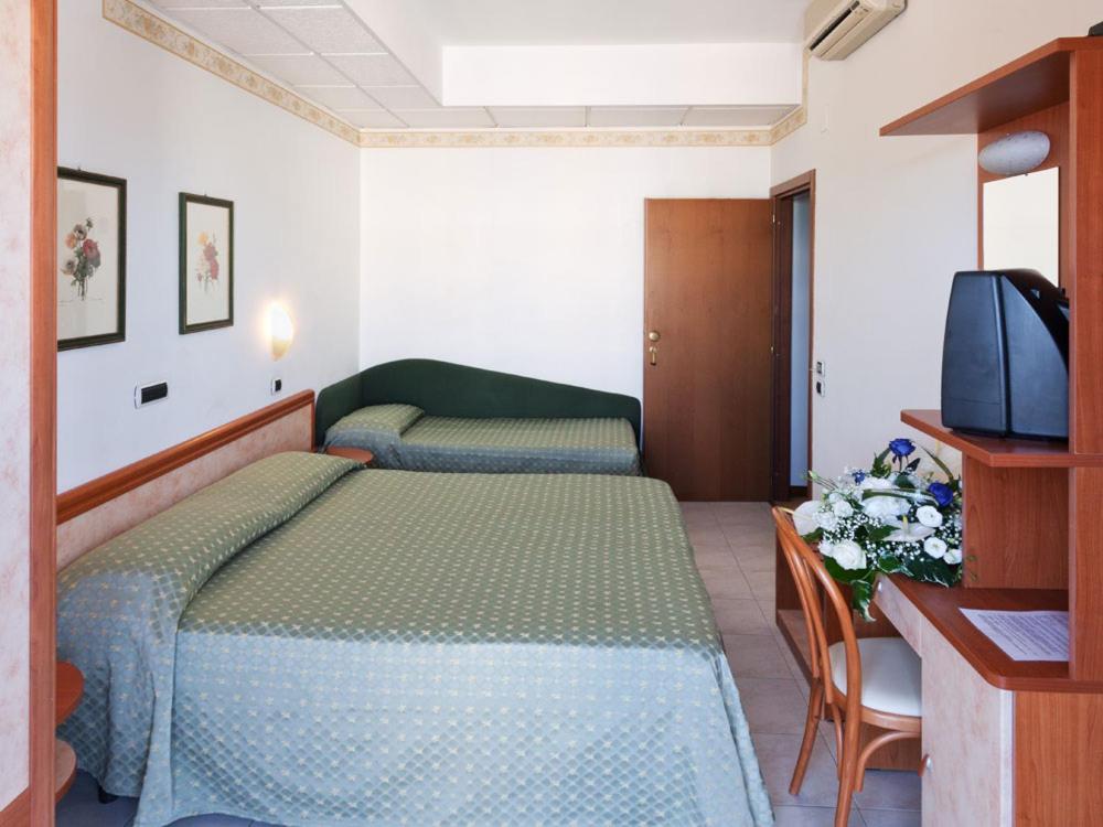 Hotel Joli - Triple Room