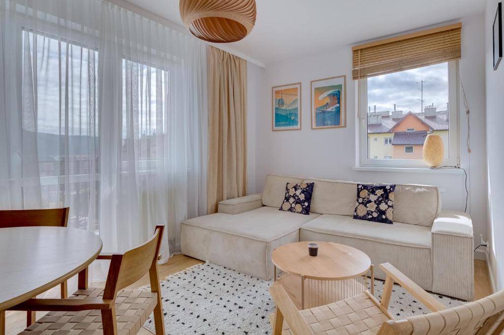 un soggiorno con divano e tavolo di Złoty Apartament a Krynica-Zdrój