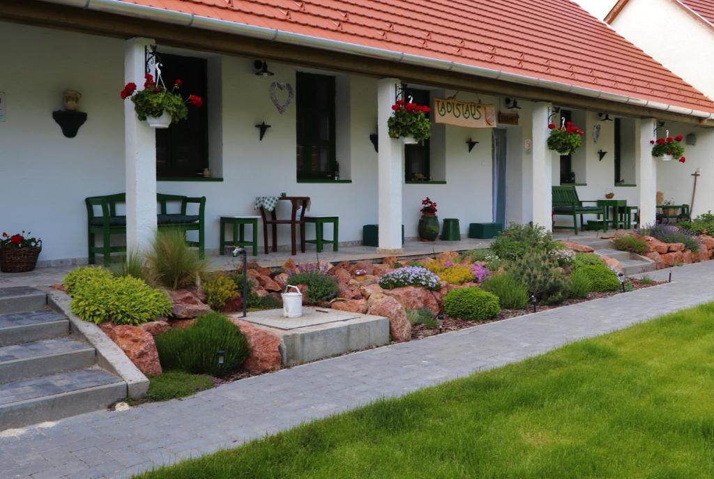 Zahrada ubytování Ladislaus Schnaps-Haus Falusi Vendégház