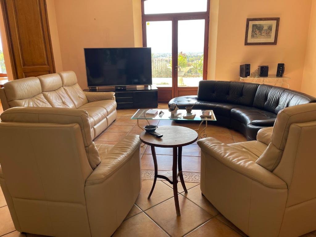 TV a/nebo společenská místnost v ubytování BASTIDE DU DEFENDS