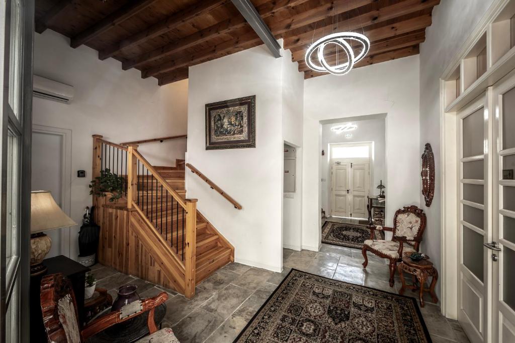 uma sala de estar com uma escada e uma cadeira em Edem Traditional House em Lárnaca