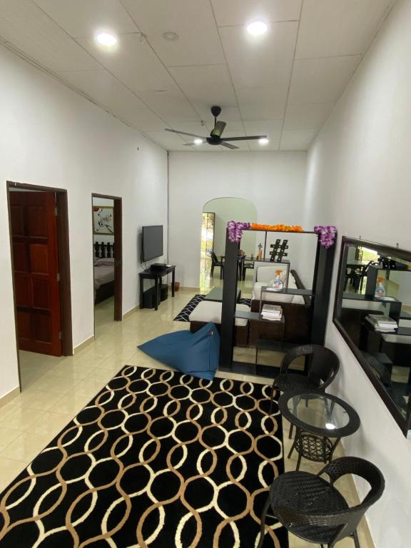una stanza con un tappeto bianco e nero in una stanza di Simple1 Guesthouse a Pantai Cenang