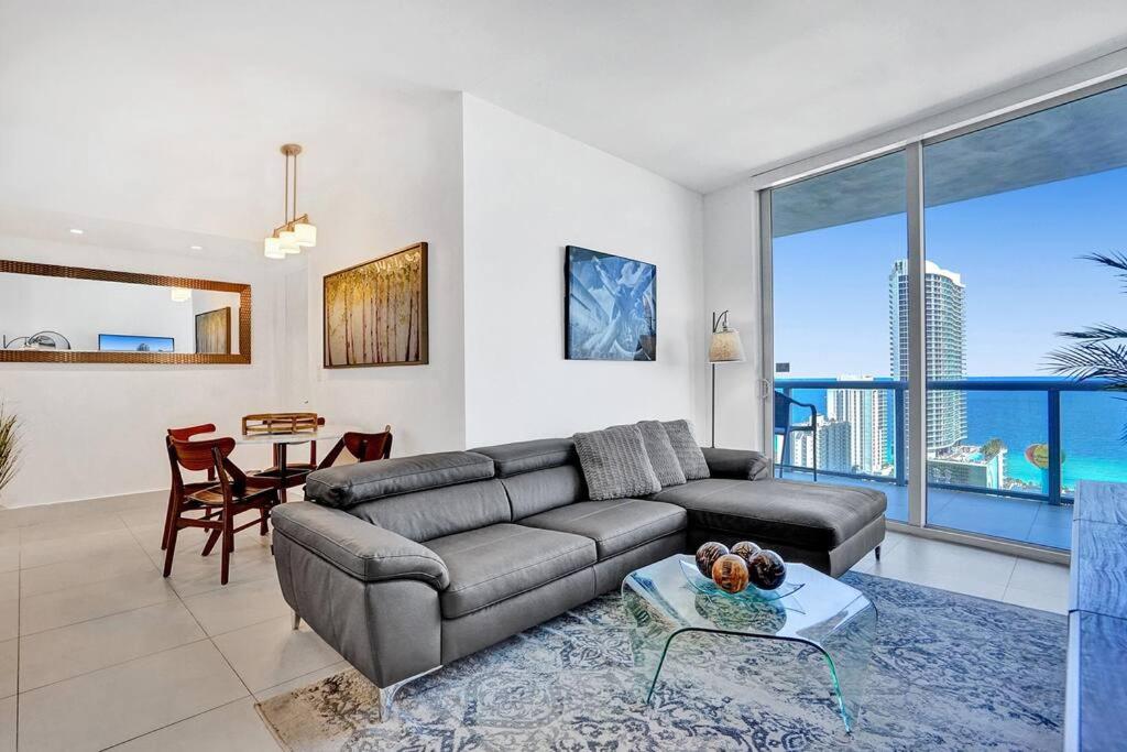 Χώρος καθιστικού στο Sky-High Spacious Ocean View Condo 4 BDRS 3 BATH