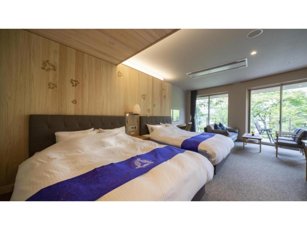 a bedroom with two beds in a room at Hotel Sekisuien - Vacation STAY 44700v in Gujo
