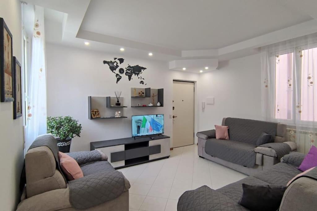 un soggiorno con 2 divani e una TV a schermo piatto di Elegante alloggio zona storica a Lecco