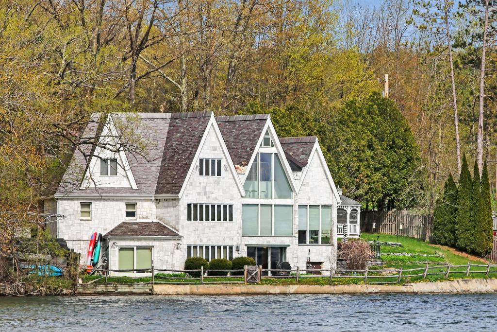 Marble House Beautiful Lake Front Home with scenic view, Castleton