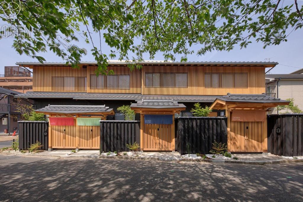 uma casa com uma cerca em frente em Seseragi-an Kiku - Vacation STAY 44829v em Quioto