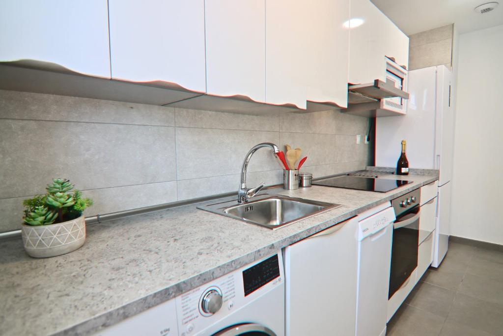 Kuchyň nebo kuchyňský kout v ubytování Apartamento San Leonardo Playa (Free Parking)