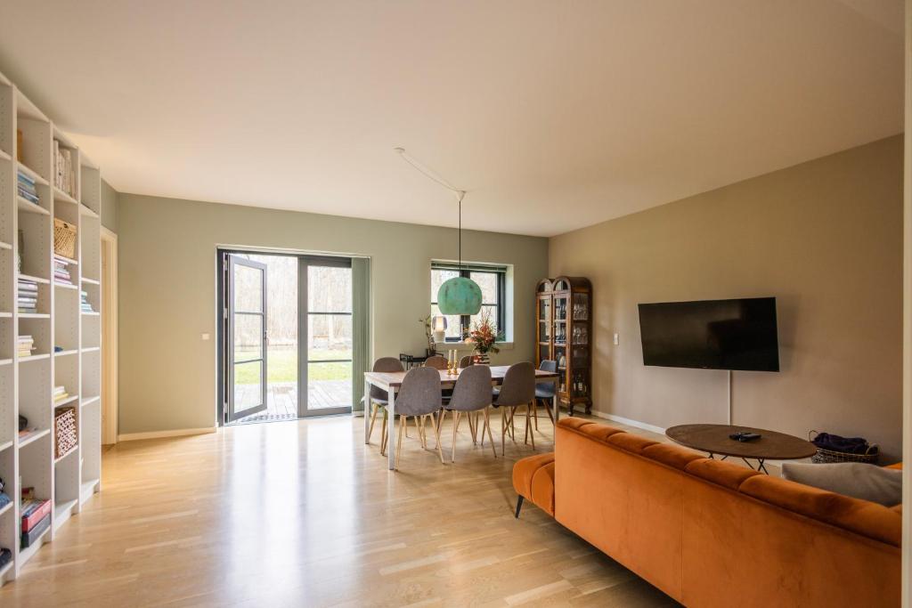 TV a/nebo společenská místnost v ubytování Lake House Central Lyngby