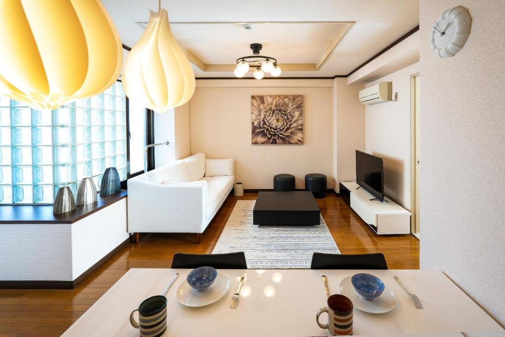 - un salon avec un canapé blanc et une table dans l'établissement Nagaetsu - Vacation STAY 47717v, à Kyoto