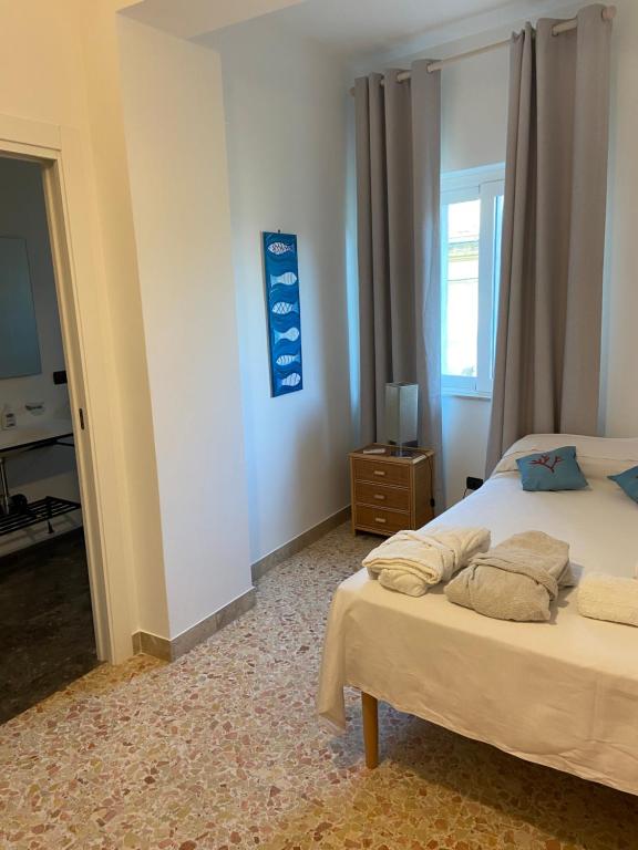 A bed or beds in a room at Villa Savoia Mondello