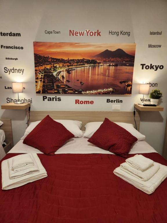 - une chambre avec un lit à baldaquin sur le mur dans l'établissement SAN BIAGIO HOUSE, à Naples