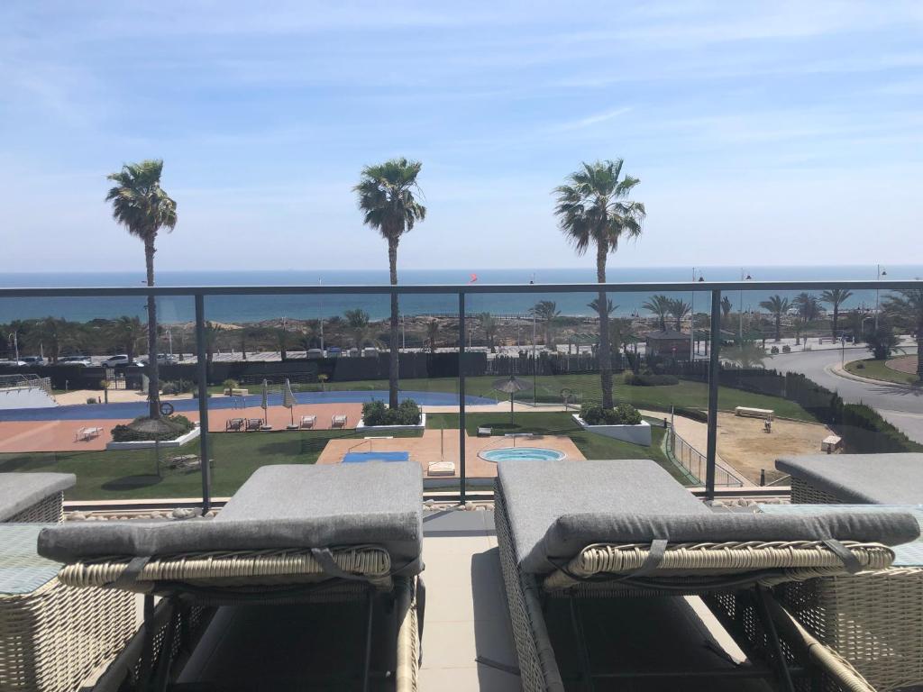 Fotografia z galérie ubytovania luxury beachfront penthouse with sunroof terrace v destinácii Arenales del Sol