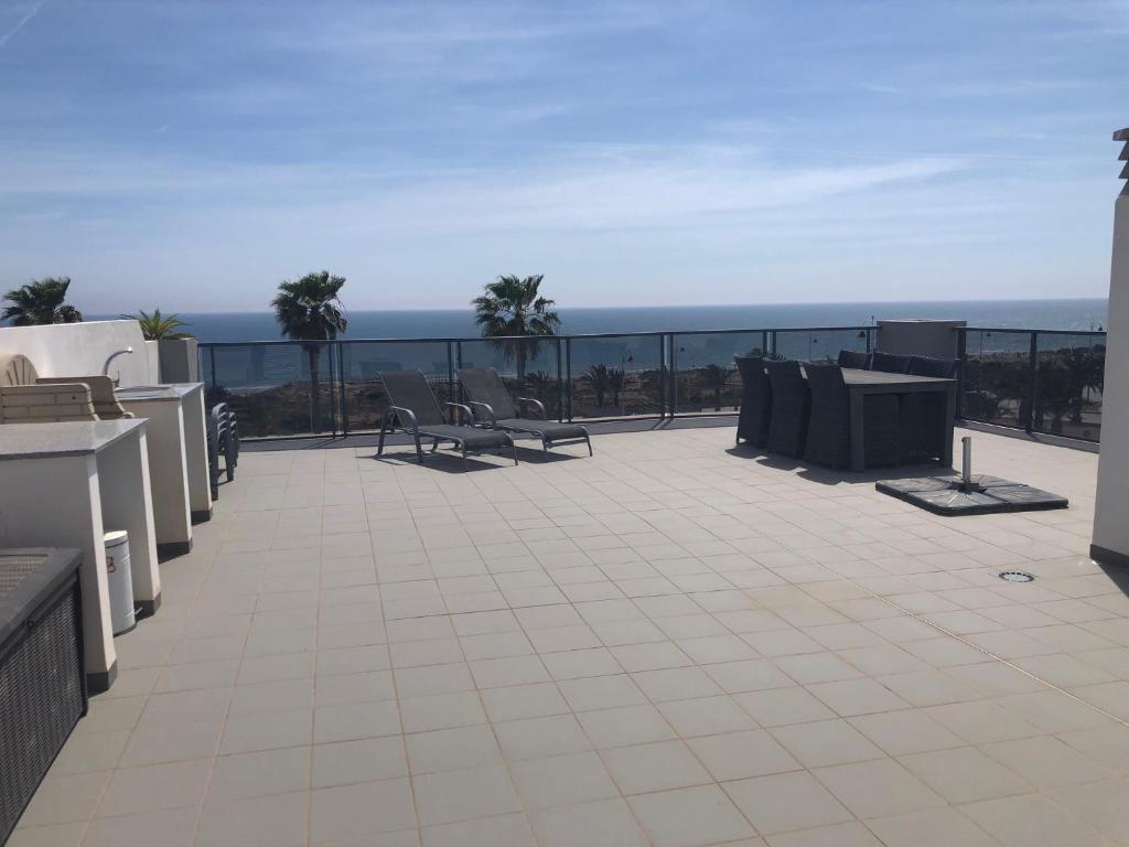 Fotografia z galérie ubytovania luxury beachfront penthouse with sunroof terrace v destinácii Arenales del Sol