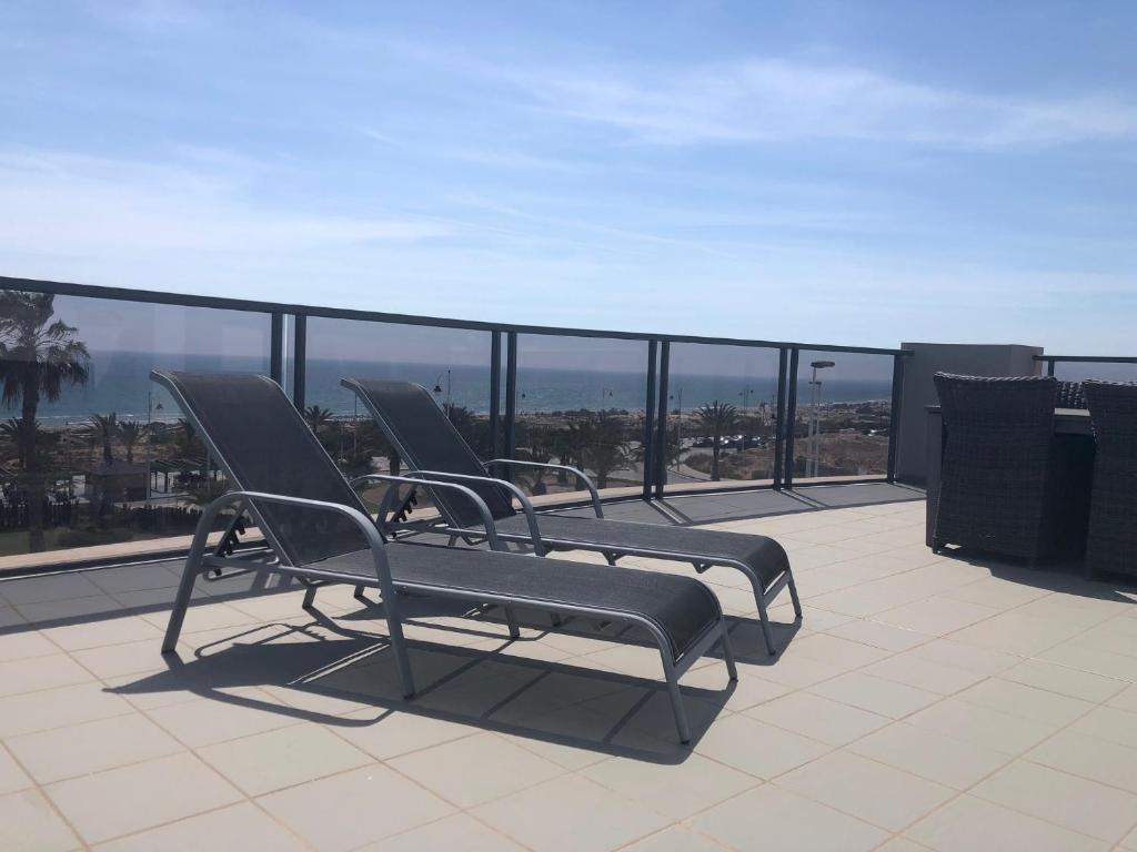 Fotografia z galérie ubytovania luxury beachfront penthouse with sunroof terrace v destinácii Arenales del Sol