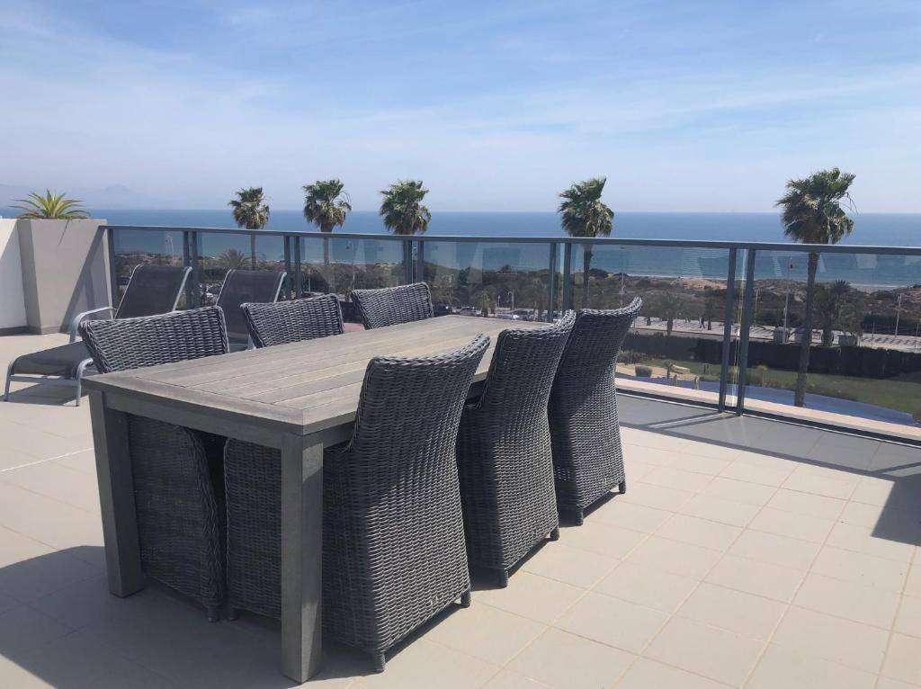 Fotografia z galérie ubytovania luxury beachfront penthouse with sunroof terrace v destinácii Arenales del Sol