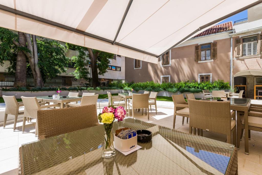 Reštaurácia alebo iné gastronomické zariadenie v ubytovaní Romantic Attic Apartment