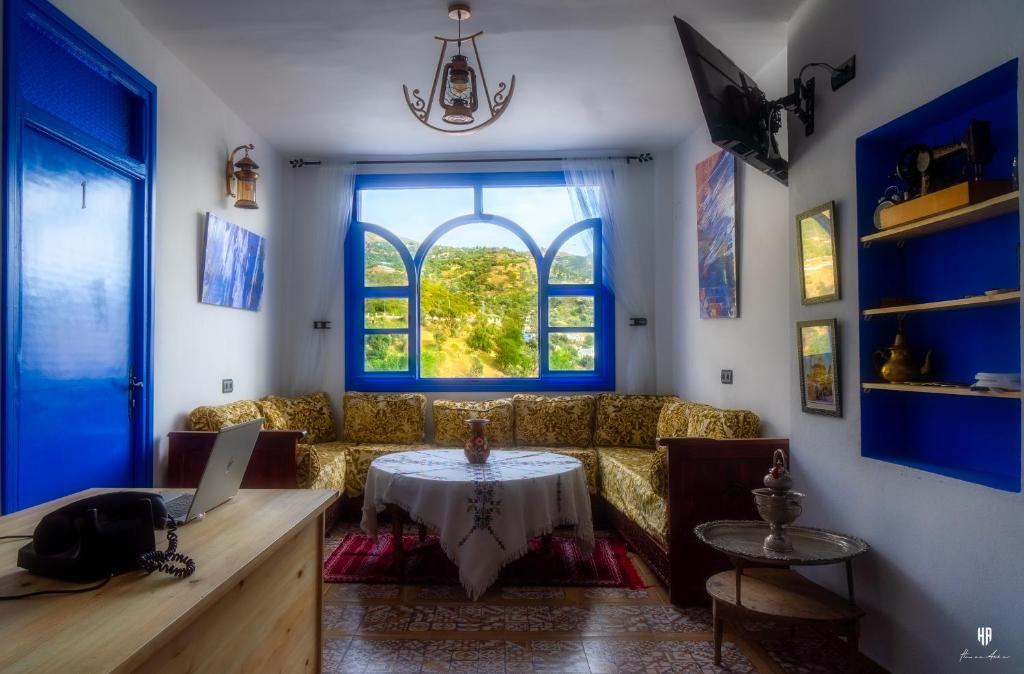 een woonkamer met een bank en een tafel bij CASA TROUSSI in Chefchaouene