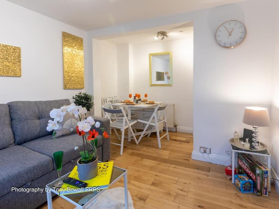 a living room with a couch and a table at Charming apartment next to Brighton Station in Brighton & Hove