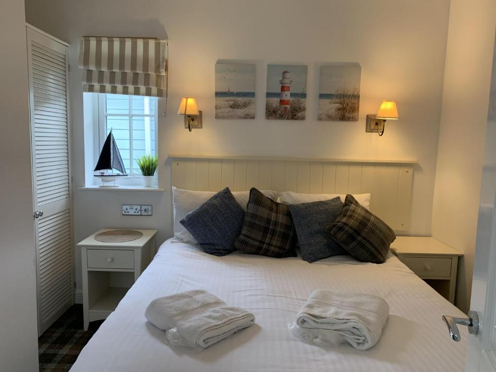 Mariners, The Bay, 2 bedrooms with ensuites, parking nearby, 1 medium or 2 small dogs welcome 7