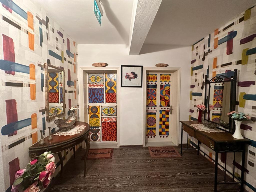 Habitación con vidrieras de colores y pasillo. en Bonjourla Otel, en Urla