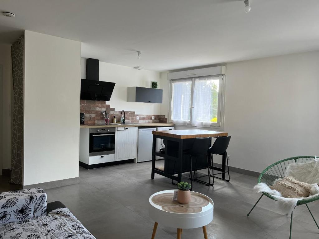 une cuisine et un salon avec une table et des chaises dans l'établissement Appart43m² Proche Gare et Centre, à Cholet