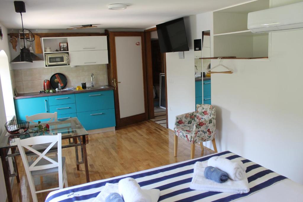 Kuchyňa alebo kuchynka v ubytovaní Apartmani Pelješac Sova