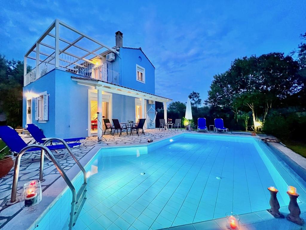Πισίνα στο ή κοντά στο Beach Villa Iolis with private pool by DadoVillas