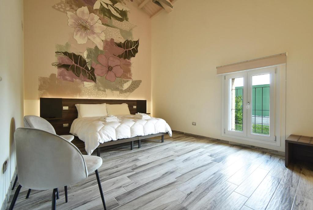 1 dormitorio con 1 cama, mesa y sillas en Royal Garden luxury rooms en Padova