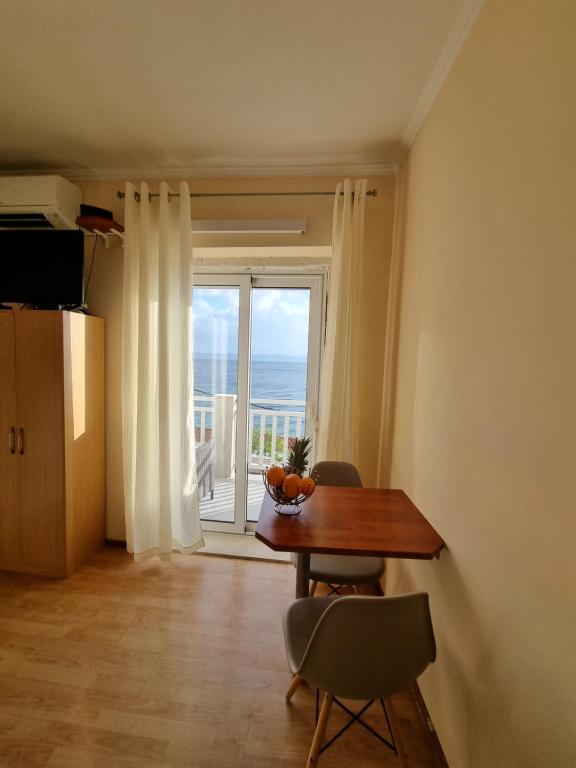 TV a/nebo společenská místnost v ubytování Apartmani Apollo - Drasnice