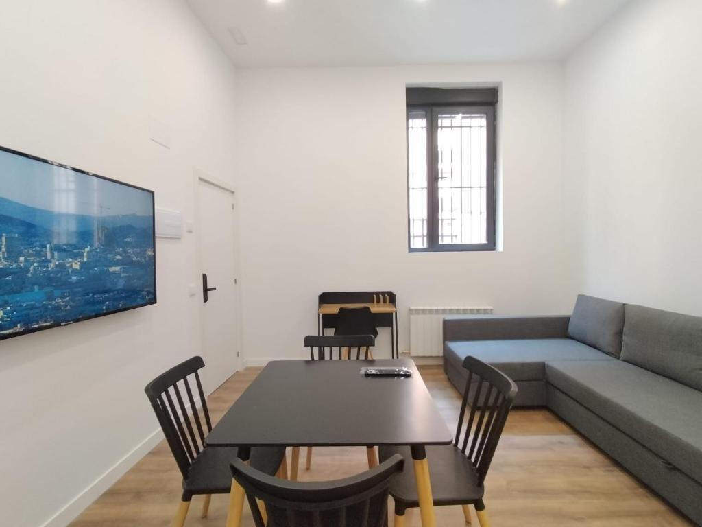 sala de estar con sofá y mesa en Apartamentos Vacceas by gaiarooms, en Salamanca