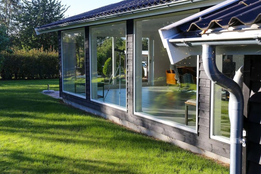 Zahrada ubytování Bright summer house close to the beach and water
