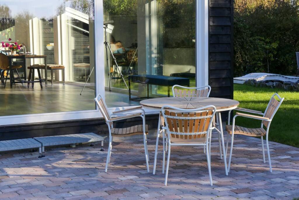 Patio nebo venkovní prostory v ubytování Bright summer house close to the beach and water