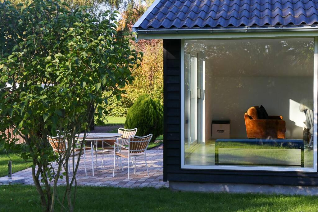 Zahrada ubytování Bright summer house close to the beach and water