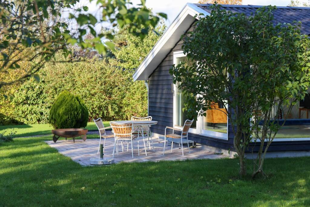 Zahrada ubytování Bright summer house close to the beach and water