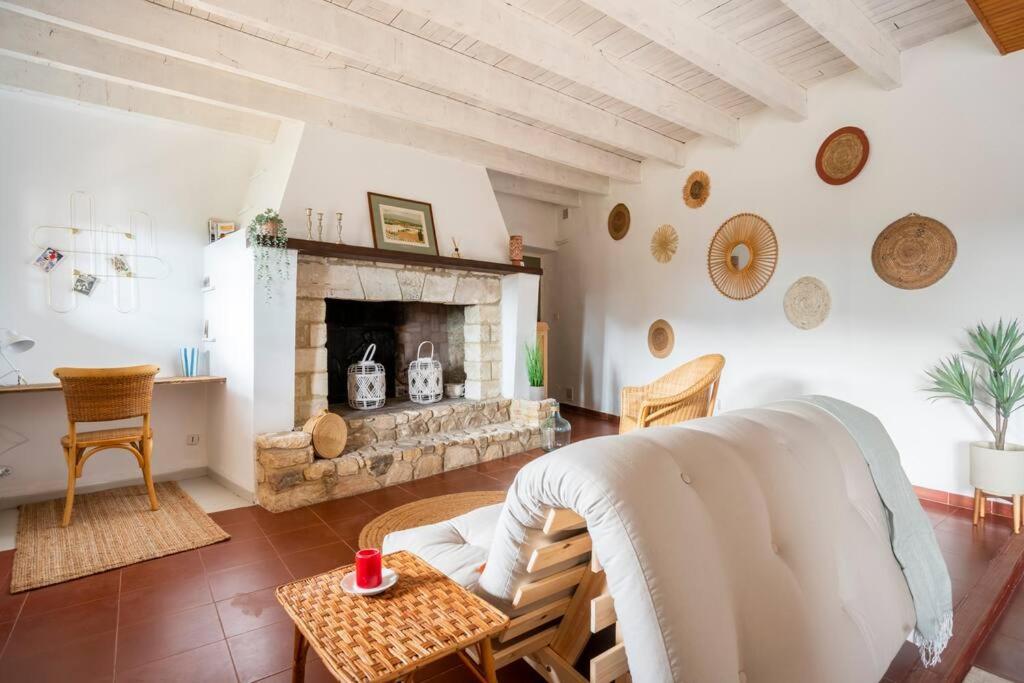 sala de estar con sofá y chimenea en Maison typique et de caractère au cœur d'un des plus beaux villages de France en La Roque-sur-Cèze