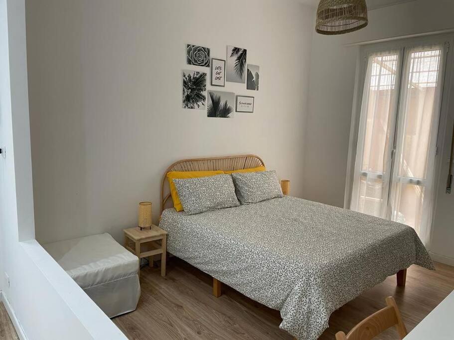 a bedroom with a bed and a window at Casina Da Vinci, monolocale ecosostenibile in Alassio