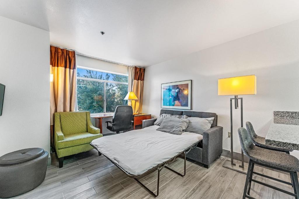 Posezení v ubytování Chandler perfect location 1 bedroom